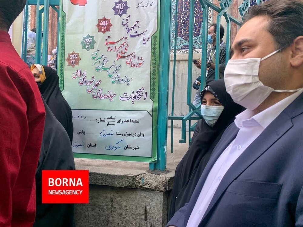 دختر و داماد روحانی در صف رای حسینیه ارشاد/ عکس