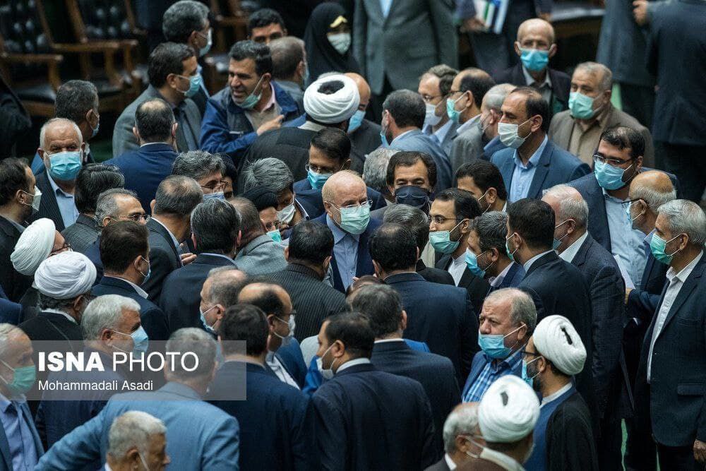 عکس خطرناک از صحن علنی مجلس/ رئیسی و قالیباف محاصره شدند