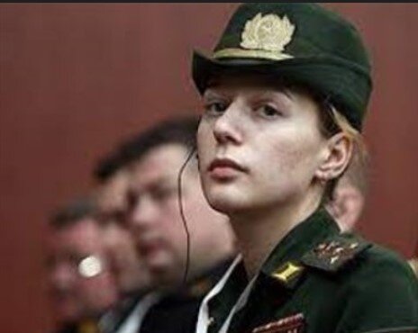 به‌جای تصویب قانون جدید حجاب، «جرات» داری، «افسر زن روس» را نهی از منکر کن! / کنایه فعال سیاسی اصولگرا به نوباوه
