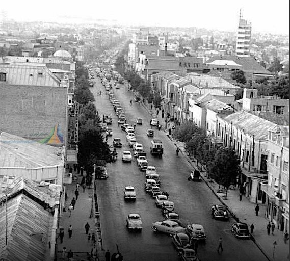 شیوه خاص پارک خودرو در تهران دهه ۳۰(عكس)