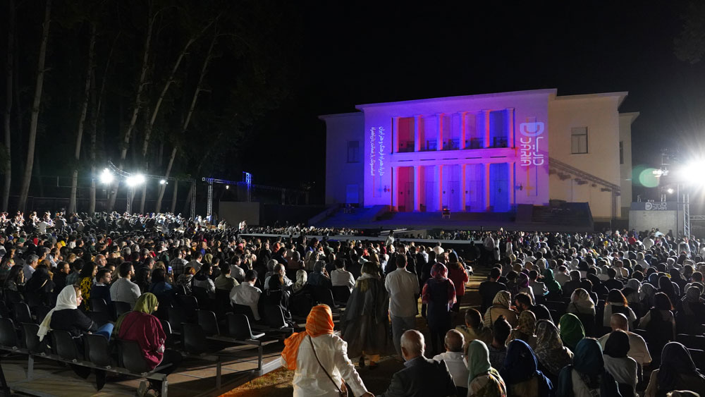 کنسرت نمایش سی‌صد با کارگردانی امیر جدیدی در کاخ سعد آباد، با حمایت داریا همراه