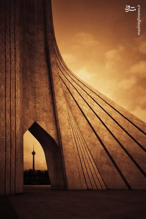 دو نماد تهران در یک قاب(عکس)