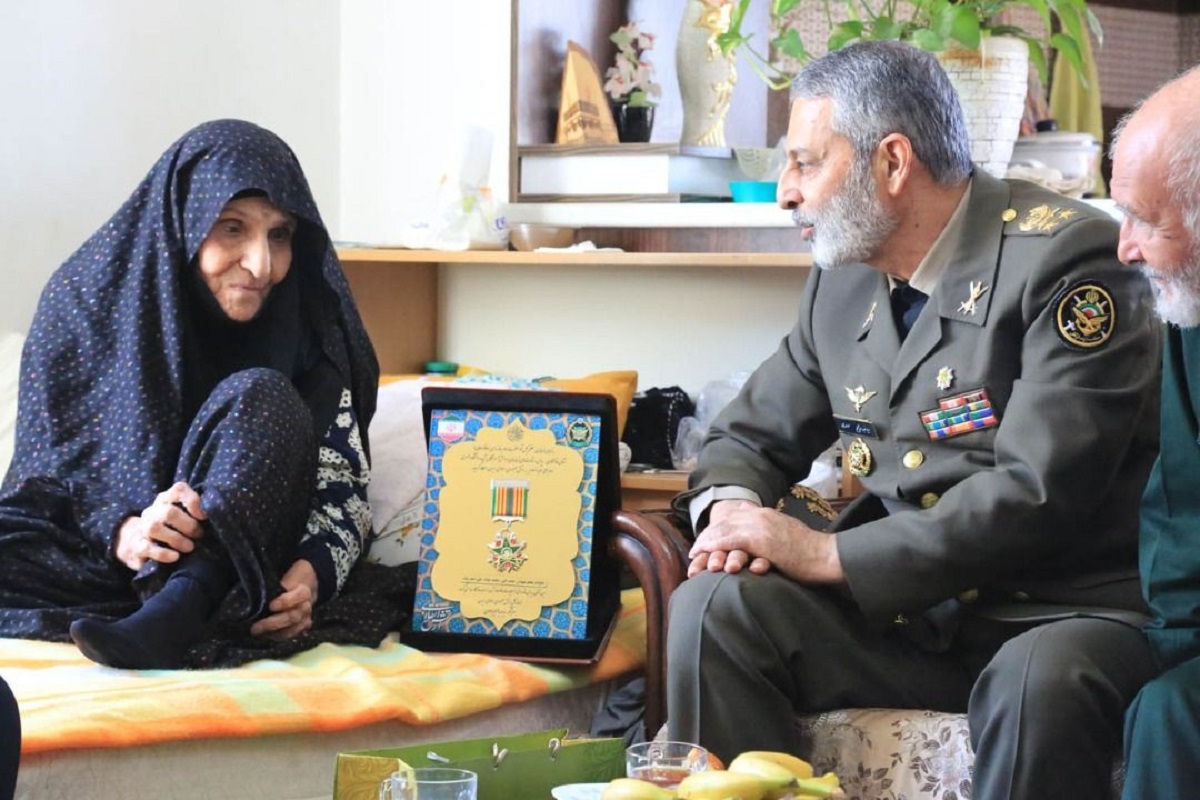 اهدای نشان فداکاری ارتش به خانواده شهیدان بیات