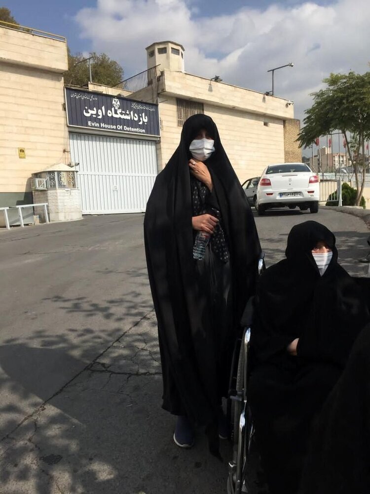 همسر و دختر هاشمی رفسنجانی مقابل زندان اوین (عکس )/ فاطمه هاشمی: مادر مات و مبهوت بود
