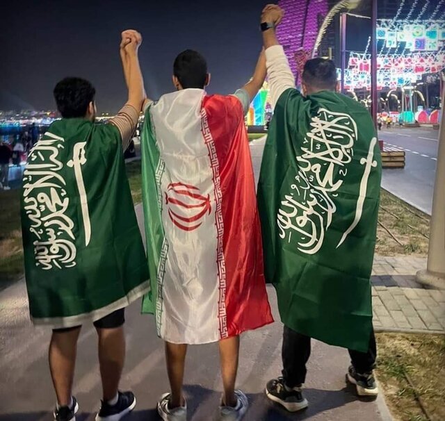 تصویری خاص از هواداران ایران و عربستان در قطر(عکس)