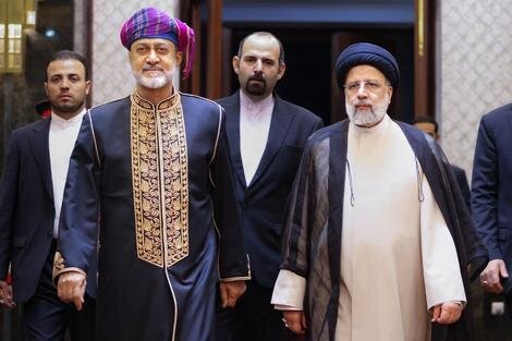 «لباس ویژه» سلطان عمان در مهمانی رئیسی / عمامه بنفش و قرمز او نشانه چیست؟ +عکس ها