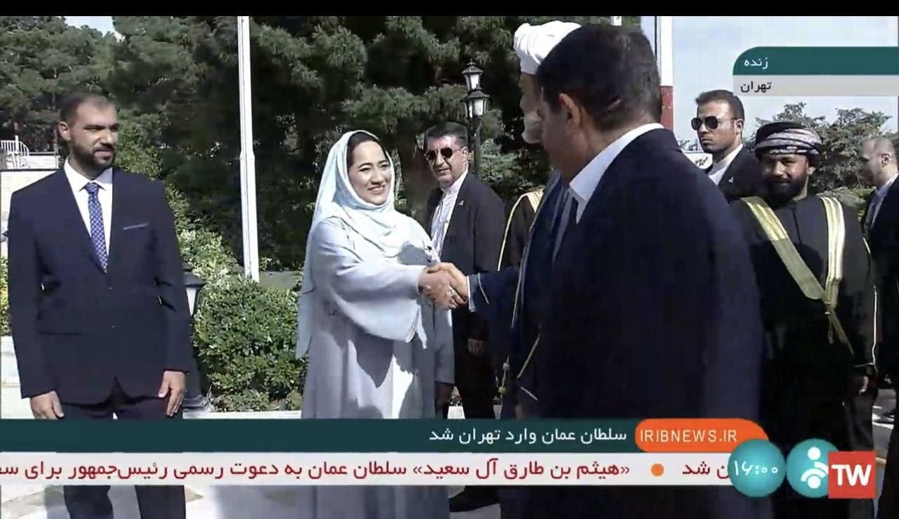 صحنه عجیب از حضور یک زن در دیدار با سلطان عمان در تهران(عکس)