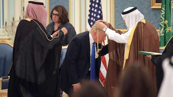 مدال طلایی که پادشاه سعودی بر گردن ترامپ انداخت (+عکس)