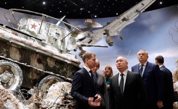 حضور پوتین در موزه جنگ مومانسک روسیه (+عکس)