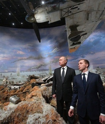 حضور پوتین در موزه جنگ مومانسک روسیه (+عکس)