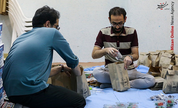 توزیع بسته‌های افطاری ساده در تهران (+عکس)