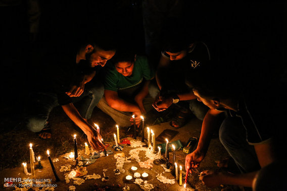 روشن کردن شمع برای شهدای حادثه تروریستی اهواز (+عکس)