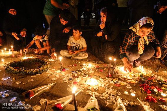 روشن کردن شمع برای شهدای حادثه تروریستی اهواز (+عکس)