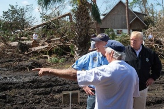 حضور ترامپ در مناطق طوفان زده فلوریدا (+عکس)