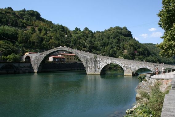 پل رودخانه ای ایتالیا -Borgo a Mozzano .
