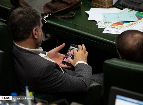 موبایل‌بازی نمایندگان مردم در مجلس! (+عکس)