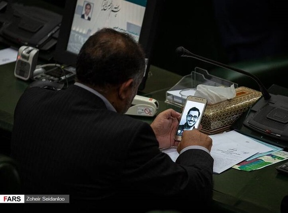 موبایل‌بازی نمایندگان مردم در مجلس! (+عکس)