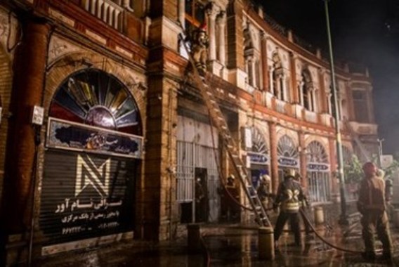 آتش سوزی در میدان تاریخی حسن آباد (+عکس)