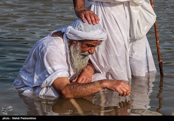 غسل تعمید مندائیان در رود کارون (+عکس)