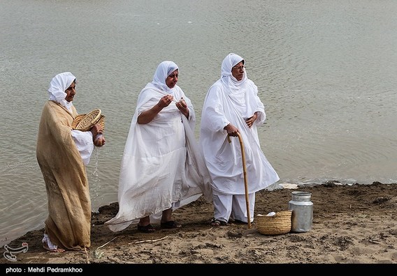 غسل تعمید مندائیان در رود کارون (+عکس)