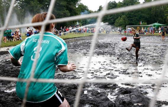 مسابقات فوتبال هیجان انگیز در زمین های گل آلود (+عکس)