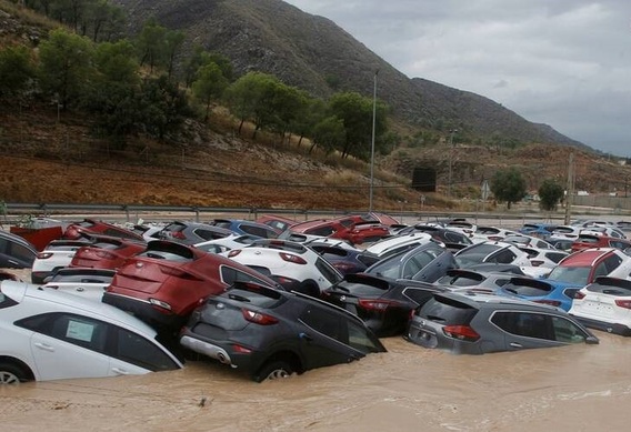 خسارت سیل به خودروها در اسپانیا (+عکس)