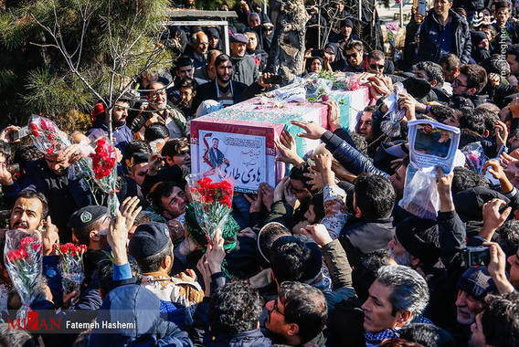 خانواده شهید طارمی در مراسم تشییع (+عکس)