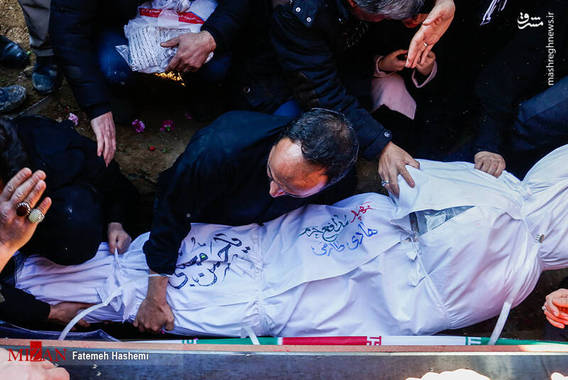 خانواده شهید طارمی در مراسم تشییع (+عکس)