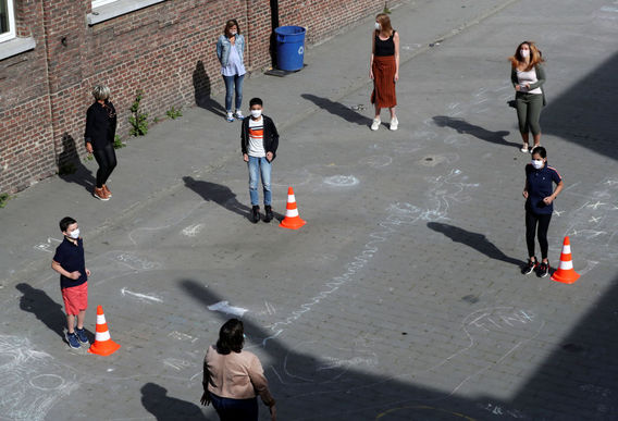رعایت فاصله اجتماعی در گوشه و کنار جهان (+عکس)