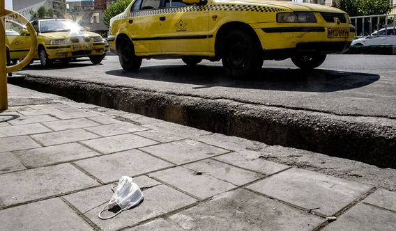 ماسک و دستکش های دور ریخته شده در خیابان های تهران (+عکس)