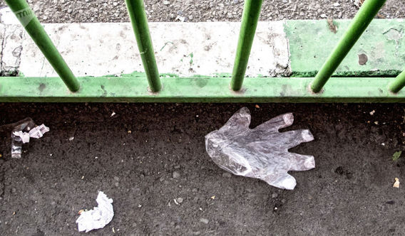 ماسک و دستکش های دور ریخته شده در خیابان های تهران (+عکس)