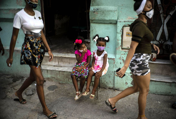 دختران با ماسک در کوبا
