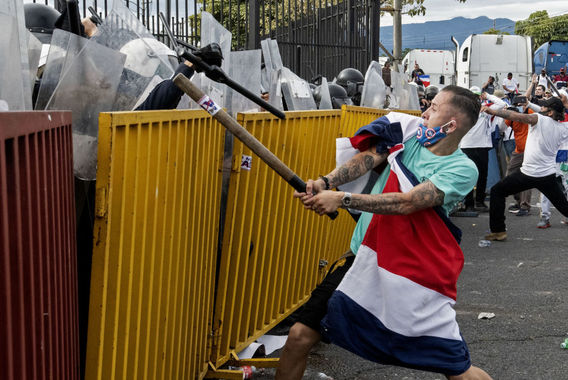 معترضین علیه افزایش مالیا در حال زد و خورد با پلیس کاستاریکا

