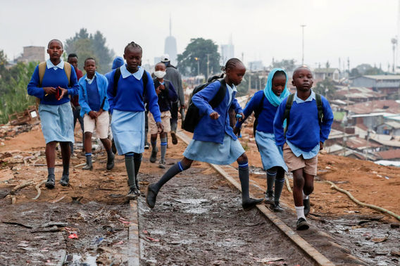 دانش آموزان در نایروبی کنیا از مسیر راه آهن به مدرسه می روند
