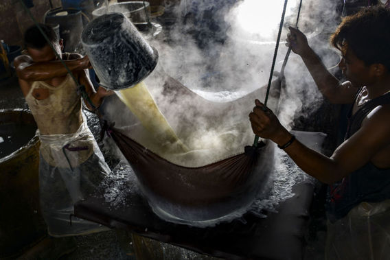 کارگران در اندونزی با سویا پنیر تفو درست می کنند
