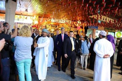 جان کری در بازار سنتی عمان (عکس)