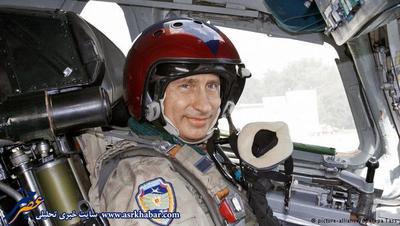پوتین تنها با درناها پرواز نمی‌کند، این تصویر هم او را در سال ۲۰۰۵ میلادی با لباس خلبانی در درون کابین یک هواپیمای نظامی نشان می‌دهد. 
