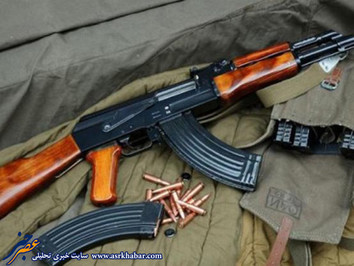 کلاشینکف AK-47:

 

ان اسلحه مشهور روسی، «پادشاه اسلحه» در جنگ‌های زمینی و از ایمن‌ترین سلاح‌ها به شمار می‌آید. از کلاشنیکف به صورت گسترده در میدان‌های نبرد جهان سوم استفاده می‌شود. این اسلحه به یک آیکون و نمادی برای تمام جنگجویان انقلابی تبدیل شده است.

سازنده کلاشنیکف نخستین نمونه را در سال ۱۹۴۷ ساخت. نمونه نخست گلوله ۷.۶۲ میلیمتری را شلیک می‌کرد. این اسلحه در نوع خود سبک و دقیق است.

ساختار کلاشنیکف بسیار ساه است. به همین دلیل ارتش‌ها و گروه‌های شبه‌نظامی به صورت یکسان به آن مجهز شدند.

به جز اتحاد جماهیر شوروی سابق، کشورهای بسیاری مجوز ساخت کلاشنیکف را دریافت کرده بودند از جمله یوگوسلاوی، چین، کره شمالی، مصر و... .

آخرین نسخه از کلاشنیکف، AK-74 است که در آن گلوله ۵.۴۵ میلمیتری به کار می‌رود. این اسلحه اکنون اسلحه رسمی ارتش روسیه است.