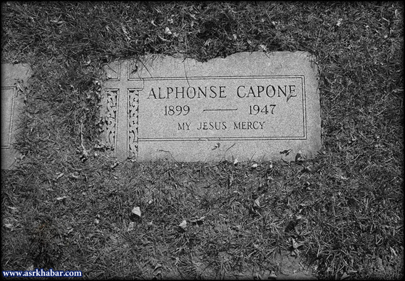 سنگ قبر آل کاپون در قبرستان شیکاگو
