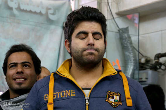استرس مردم زمان بازی ایران و عراق (عکس)