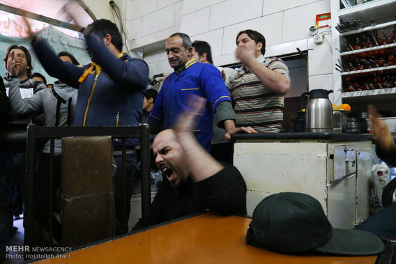 استرس مردم زمان بازی ایران و عراق (عکس)