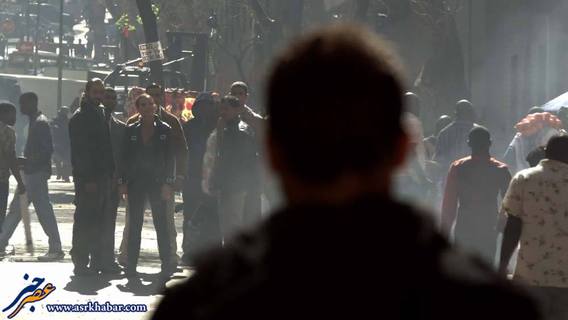 قهرمان داستان رو در رو با تروریست های مثلا ایرانی در وسط شهر!