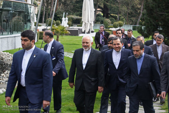 پیاده‌روی ظریف بعد از مذاکره با آمریکا (عکس)
