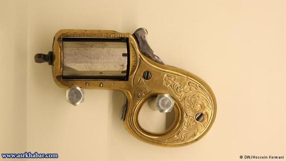 کلت کوچک زنانه</p>
<p>این سلاح در سال ۱۸۸۰ میلادی ساخته شده است. جاسوسان زن به دلیل کوچکی و جا گرفتن آن در داخل کیف زنانه از استفاده می‌کردند.