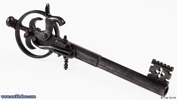 شلیک با کلید</p>
<p>سلاحی به شکل کلید در ورودی کلیسا، ساخت آلمان در سال‌های بسیار دور.