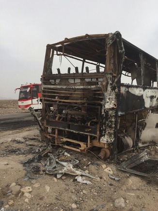 آتش سوزی یک اتوبوس ولوو در محور بندرعباس (عکس)