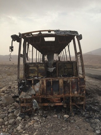 آتش سوزی یک اتوبوس ولوو در محور بندرعباس (عکس)