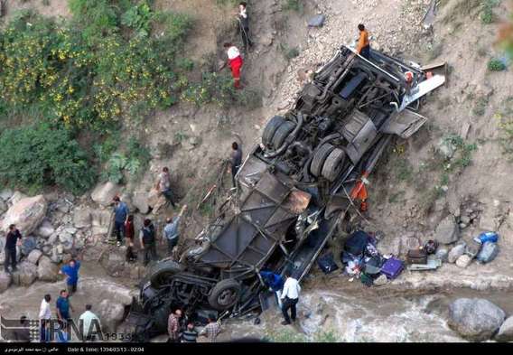 25 کشته و 15 زخمی در سقوط اتوبوس در جاده چالوس (عکس)