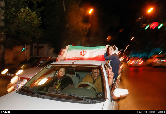 شادی مردم تهران در پی برد تیم ملی والیبال (عکس)