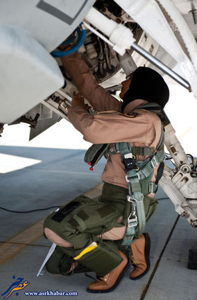 مریم المنصوری ، زن خلبان نیروی هوایی امارت عربی متحده میزان آمادگی هواپیمایش را بررسی می کند.
